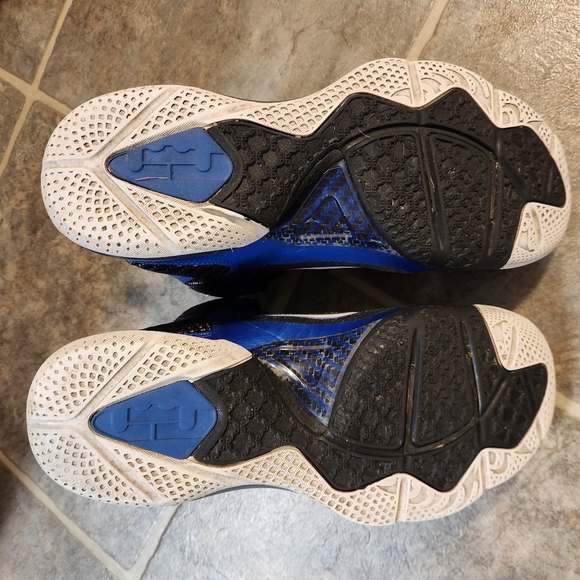 Nike LeBron 9 Kentucky Men's Size 11 Sneakers - Picture 2 of 8